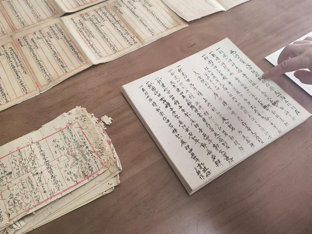 厦门市民家中发现天一总局账本,横跨明末至民国初期,有的已被虫蚀鼠咬,夫妻俩正全力抢救修复 厦门市民家中发现天一总局账本,横跨明末至民国初期,有的已被虫蚀鼠咬,夫妻俩正全力抢救修复