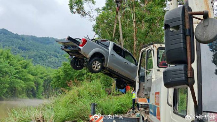 广西环江坠河车辆已打捞上岸 已致8人遇难 广西环江坠河车辆已打捞上岸 已致8人遇难