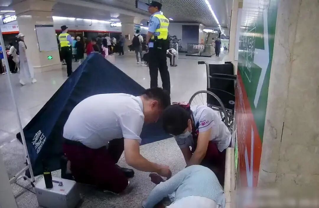 暴雨天里突发险情!武汉市一准妈妈在地铁站突然晕倒在地,工作人员+民警火速救援 暴雨天里突发险情!武汉市一准妈妈在地铁站突然晕倒在地,工作人员+民警火速救援