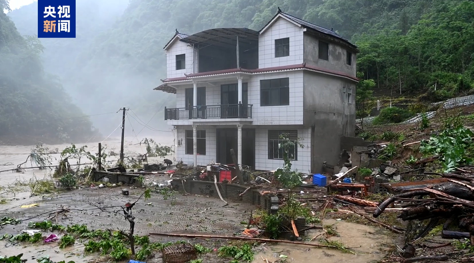 湖北宣恩突降暴雨致一村庄3死4失联,当地深夜转移数百群众 湖北宣恩突降暴雨致一村庄3死4失联,当地深夜转移数百群众
