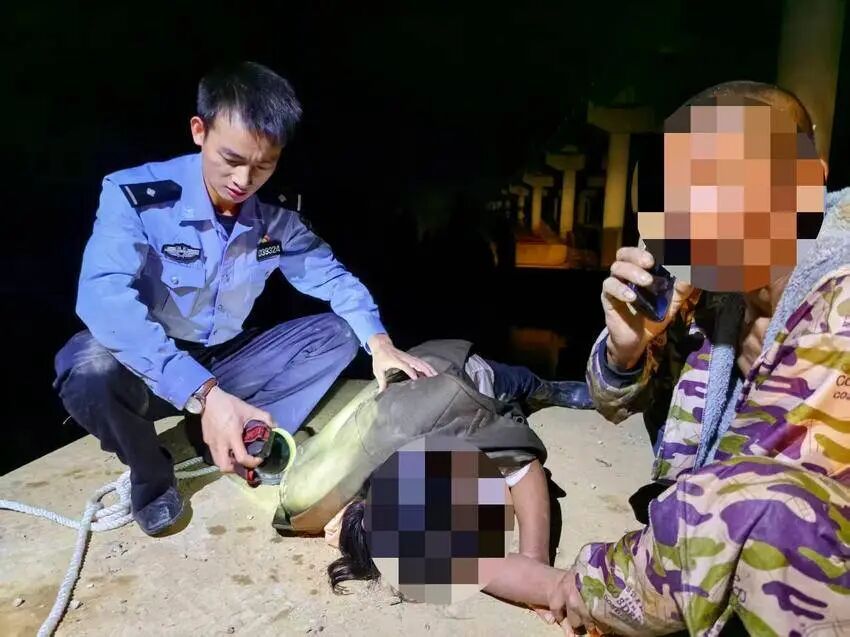 深夜车辆落水!江夏民警攀桥救人 深夜车辆落水!江夏民警攀桥救人