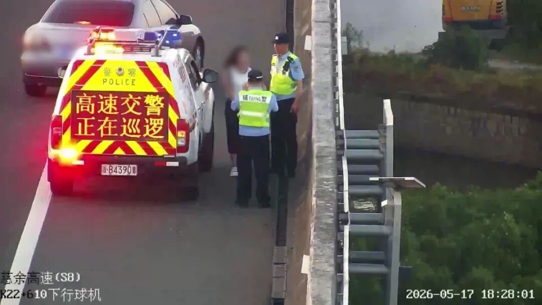 拿生命当儿戏！夫妻高速上闹矛盾，一个敢下，一个敢扔！