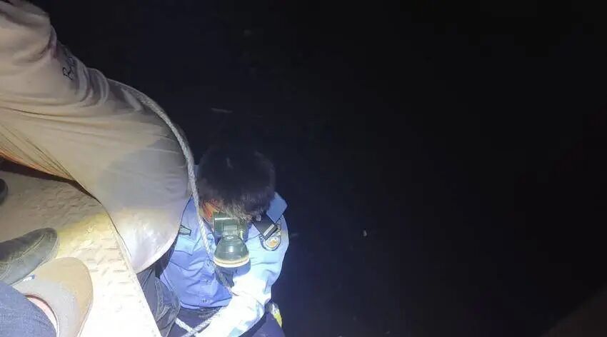 深夜车辆落水!江夏民警攀桥救人 深夜车辆落水!江夏民警攀桥救人