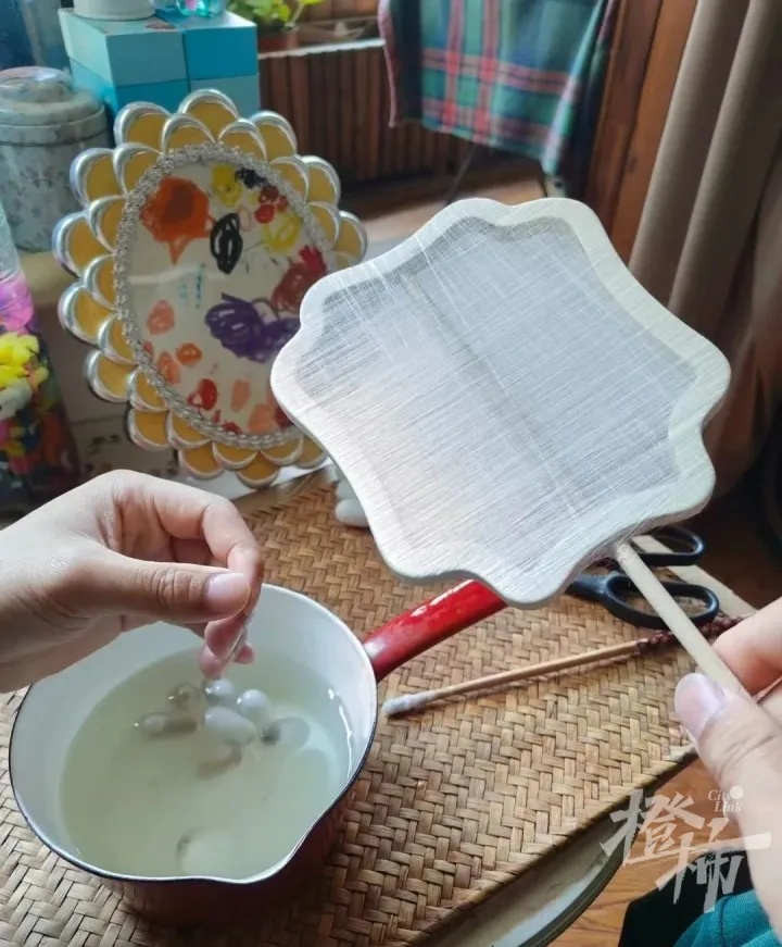 儿子想做床蚕丝被,一家三口网购了1.2万只蚕宝宝!妈妈崩溃:“养蚕养到想报警”…… 儿子想做床蚕丝被,一家三口网购了1.2万只蚕宝宝!妈妈崩溃:“养蚕养到想报警”……