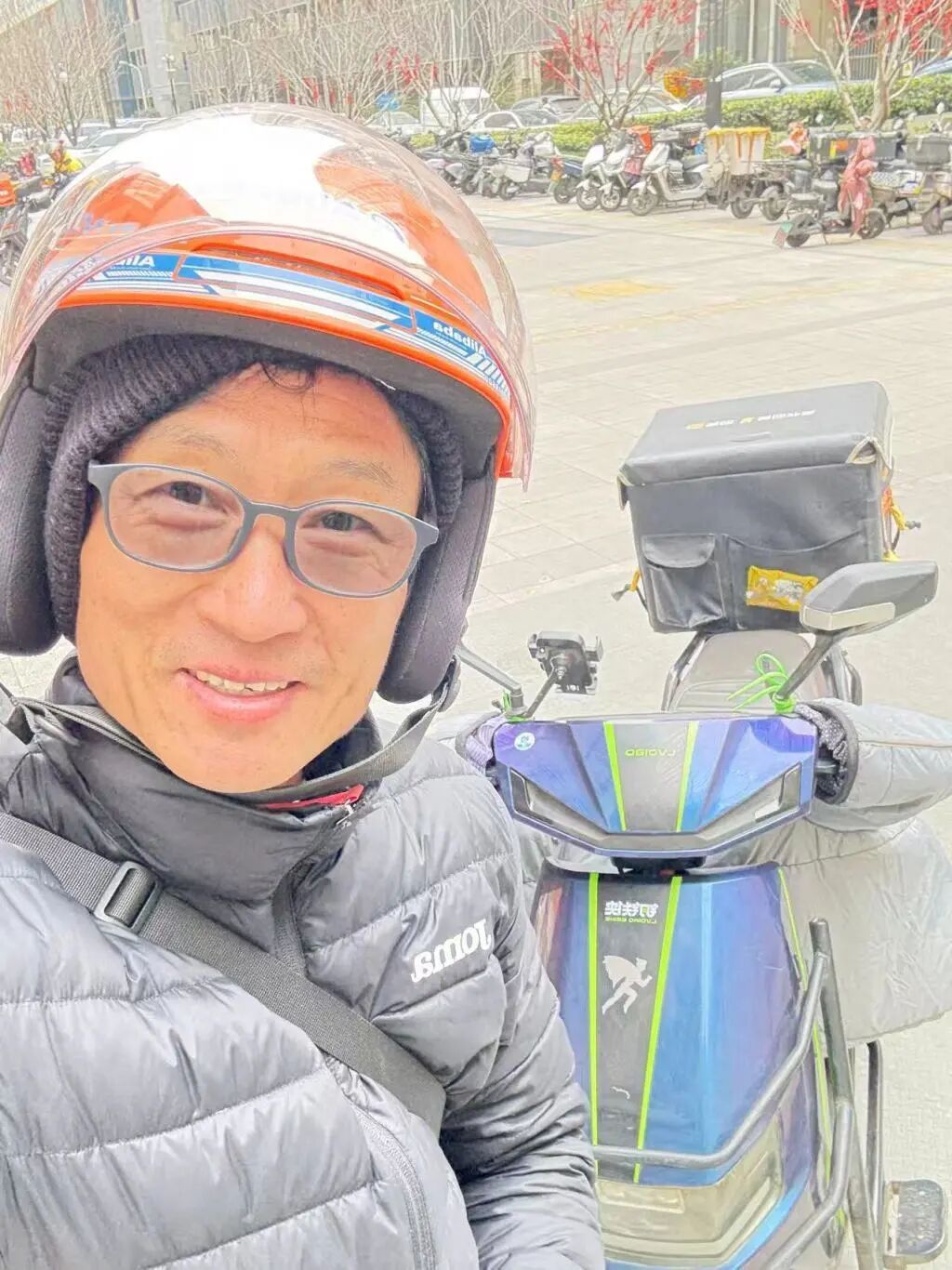从中超球星到外卖骑手,邱忠辉回应“博流量”:我只是认为人生不能躺平 从中超球星到外卖骑手,邱忠辉回应“博流量”:我只是认为人生不能躺平