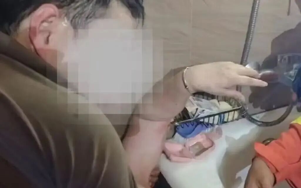 浴室置物架铁丝狠狠刺入老人手臂!家中有这类设施的请定期检查 浴室置物架铁丝狠狠刺入老人手臂!家中有这类设施的请定期检查