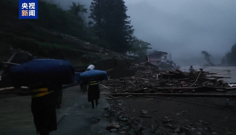 湖北宣恩突降暴雨致多处房屋被淹 当地深夜转移数百群众 湖北宣恩突降暴雨致多处房屋被淹 当地深夜转移数百群众