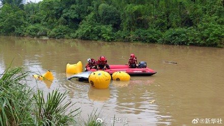 广西坠河车辆经打捞已露出水面