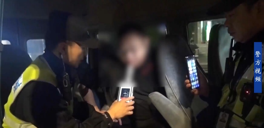 离了谱了!武汉交警凌晨查酒驾,拦下通宵喝酒的的士司机,司机辩称只喝了红牛 离了谱了!武汉交警凌晨查酒驾,拦下通宵喝酒的的士司机,司机辩称只喝了红牛