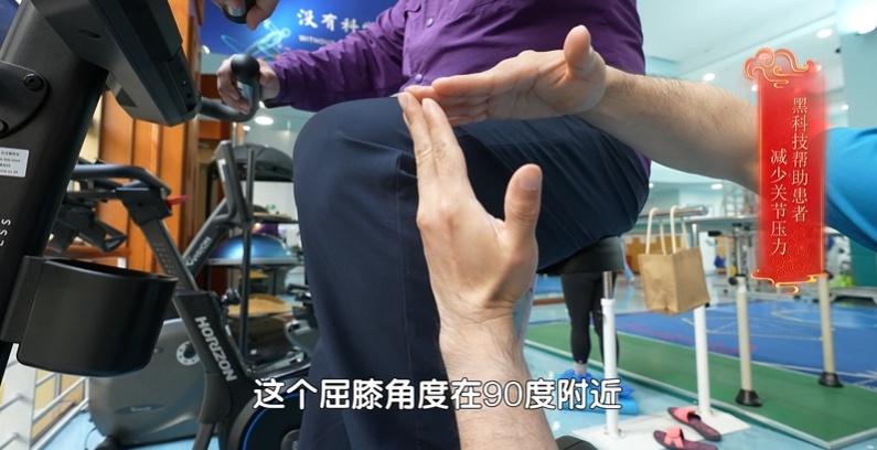 比跑步更伤膝的事，很多人却当休息！散步加个“小动作”，膝盖更长寿