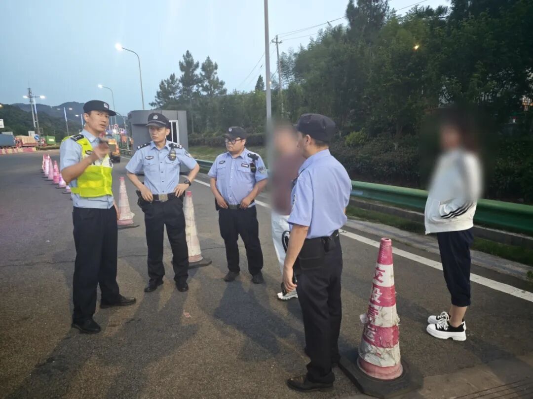 拿生命当儿戏！夫妻高速上闹矛盾，一个敢下，一个敢扔！