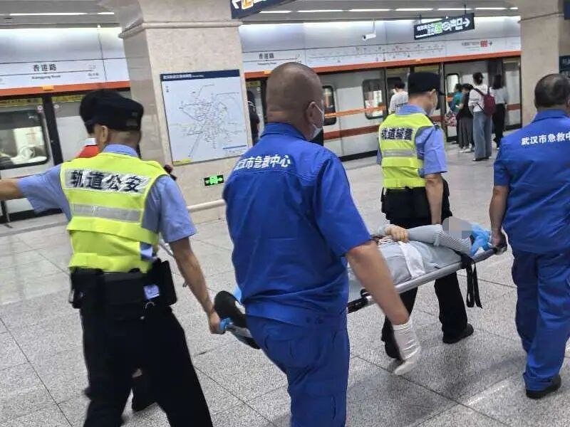 孕妇突然呼吸困难冒冷汗 民警、地铁工作人员合力救助 孕妇突然呼吸困难冒冷汗 民警、地铁工作人员合力救助