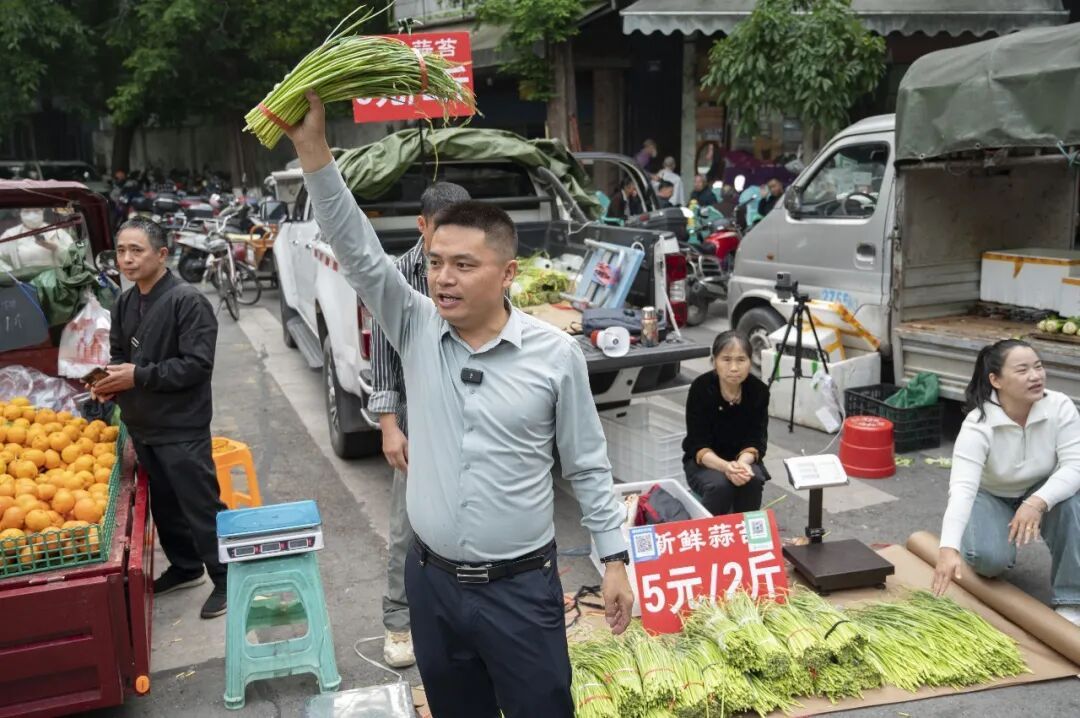河南1.4万余斤蒜薹在重庆卖光,背后故事看哭全网 河南1.4万余斤蒜薹在重庆卖光,背后故事看哭全网