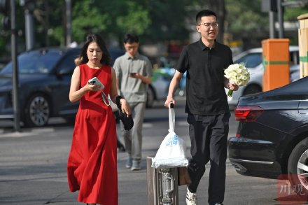 爱意满满!520成都婚姻登记处迎来领证高峰 爱意满满!520成都婚姻登记处迎来领证高峰