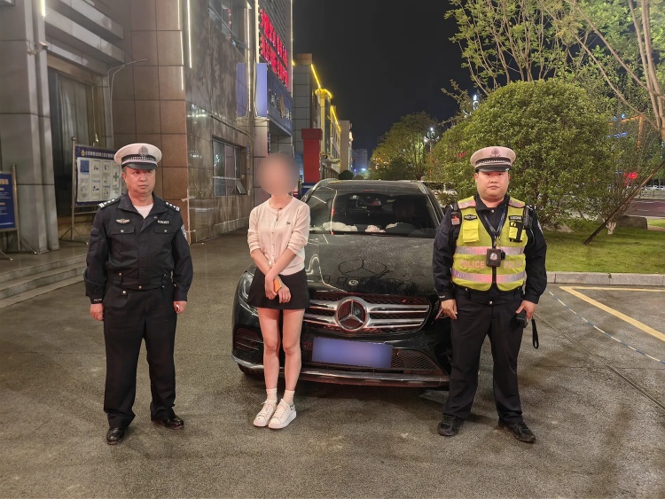 女子醉驾闯红灯被查,竟要求民警给开美颜,还调侃“摆不摆pose” 女子醉驾闯红灯被查,竟要求民警给开美颜,还调侃“摆不摆pose”
