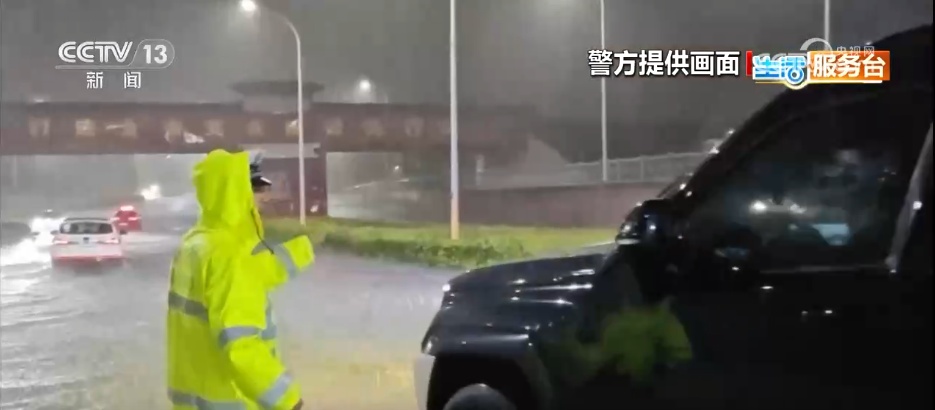 暴雨天气下如何安全驾车?一文了解→ 暴雨天气下如何安全驾车?一文了解→