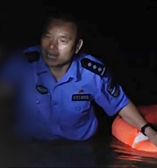 生死40分钟！派出所副所长救人被急流卷走