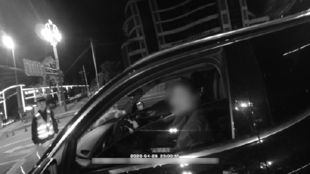 遂宁一女子醉驾闯红灯被查,执法现场竟要求开美颜 遂宁一女子醉驾闯红灯被查,执法现场竟要求开美颜