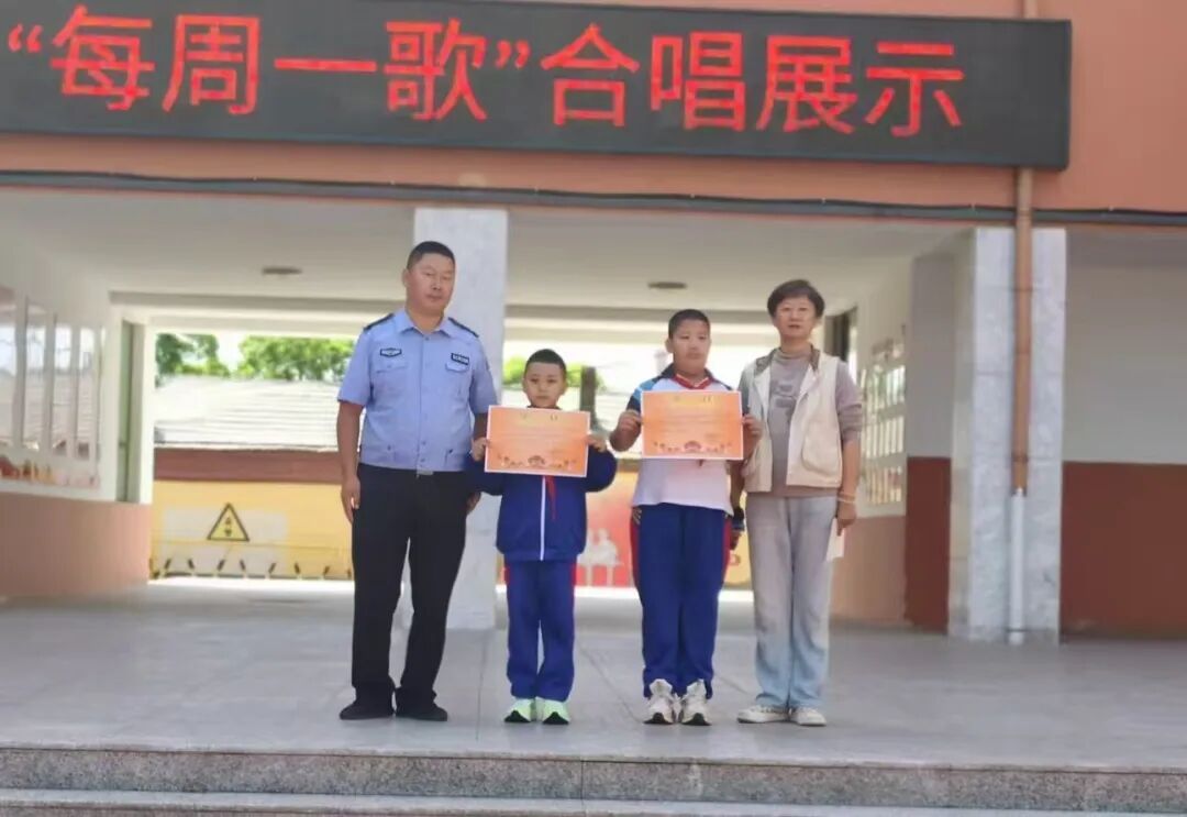 啥情况？就因为一个举动！呼和浩特三名小学生被警察找上门！全校通报表扬！