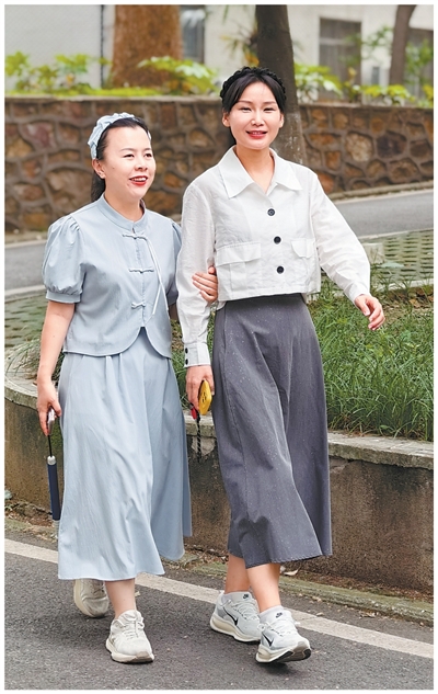 让全盲室友带饭?她们成了校园里的特殊“搭子” 让全盲室友带饭?她们成了校园里的特殊“搭子”