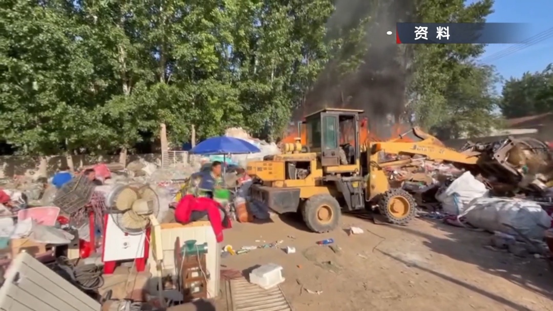 废品站突发大火 休假消防员挺身而出 废品站突发大火 休假消防员挺身而出