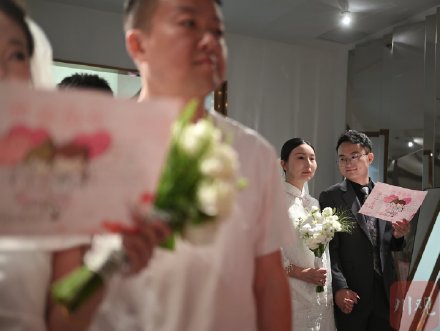 爱意满满!520成都婚姻登记处迎来领证高峰 爱意满满!520成都婚姻登记处迎来领证高峰