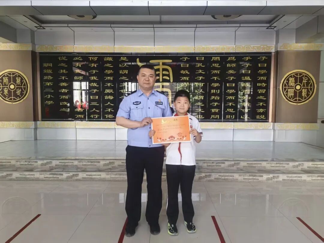 啥情况？就因为一个举动！呼和浩特三名小学生被警察找上门！全校通报表扬！