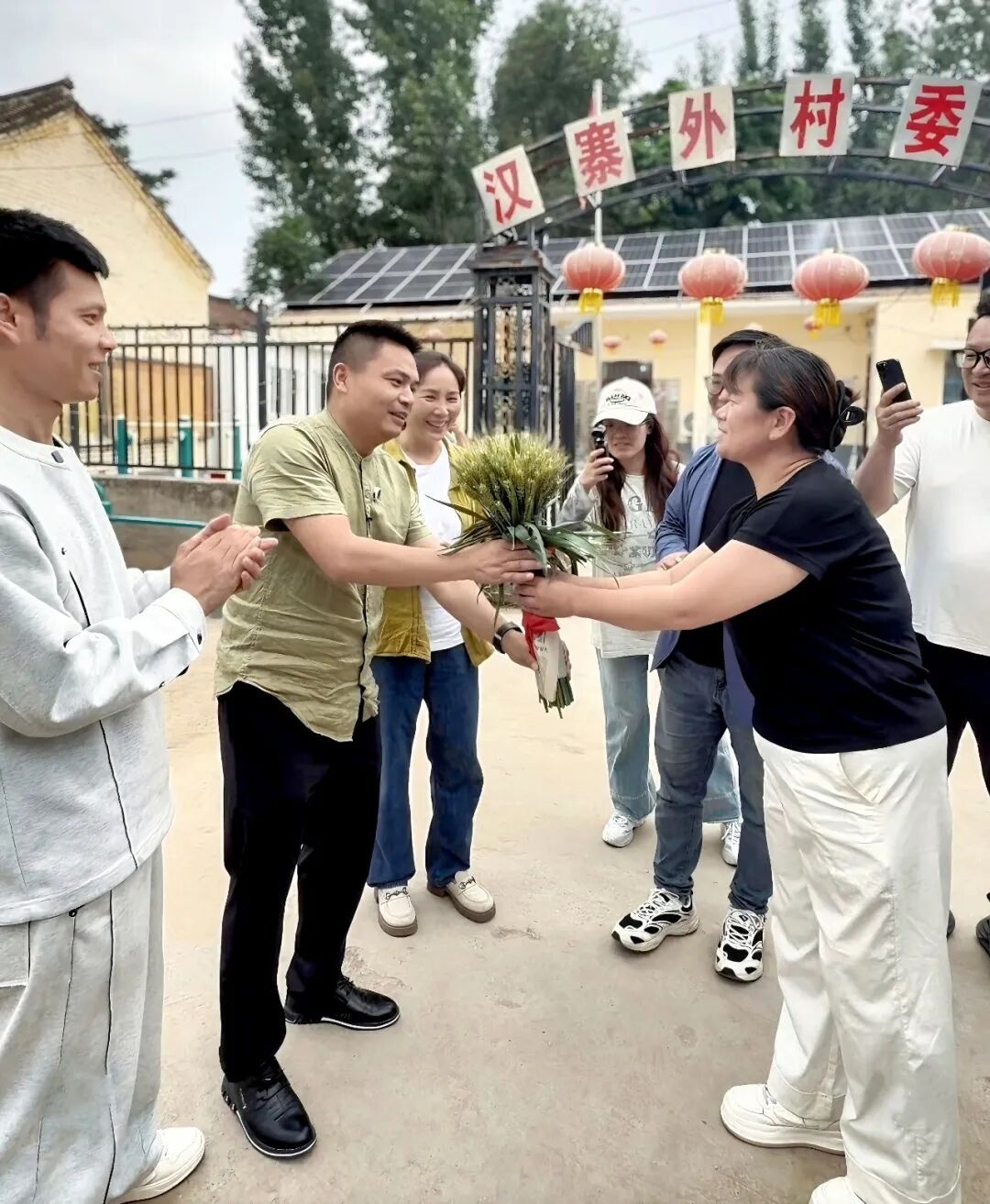 河南1.4万余斤蒜薹在重庆卖光,背后故事看哭全网 河南1.4万余斤蒜薹在重庆卖光,背后故事看哭全网