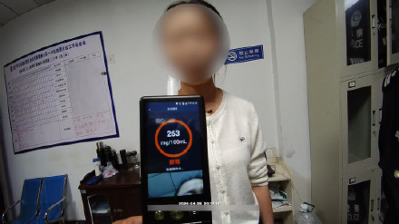 遂宁一女子醉驾闯红灯被查,执法现场竟要求开美颜 遂宁一女子醉驾闯红灯被查,执法现场竟要求开美颜
