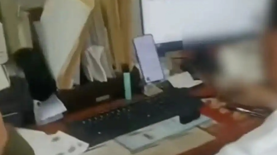 医生接诊时收听小说音频，检查单上开错患者姓名，医院致歉
