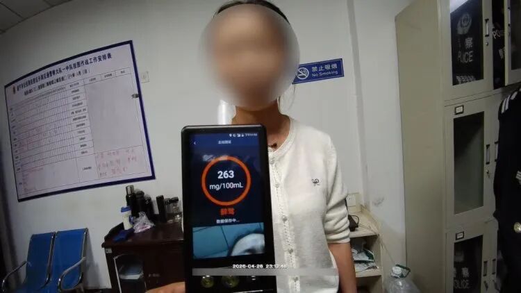 女子醉驾闯红灯被查,竟要求民警给开美颜,还调侃“摆不摆pose” 女子醉驾闯红灯被查,竟要求民警给开美颜,还调侃“摆不摆pose”