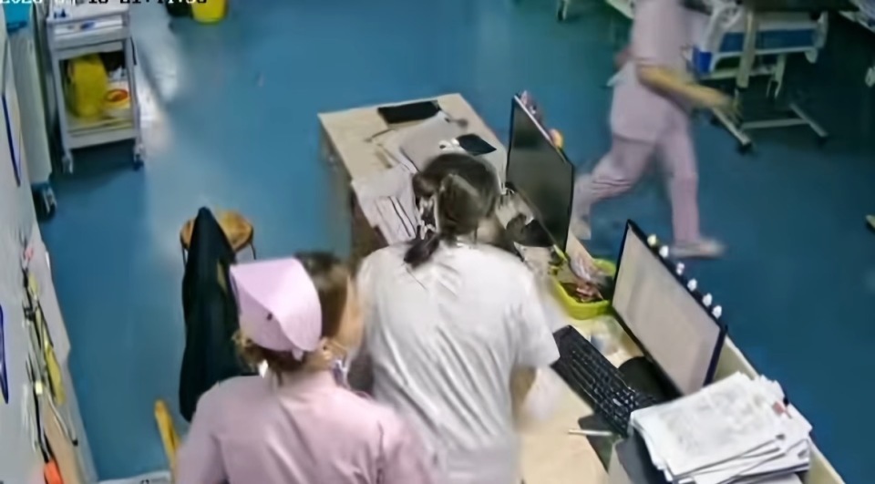 “我们要跑了,病人怎么办!”柳州地震瞬间医护冲向病人,多方点赞:这帮小姑娘挺棒的 “我们要跑了,病人怎么办!”柳州地震瞬间医护冲向病人,多方点赞:这帮小姑娘挺棒的