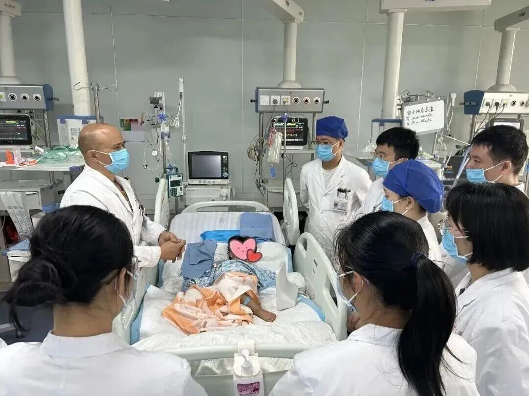 惊险自救！53岁阿姨被眼镜蛇咬伤，徒手活捉2米毒蛇带到医院……