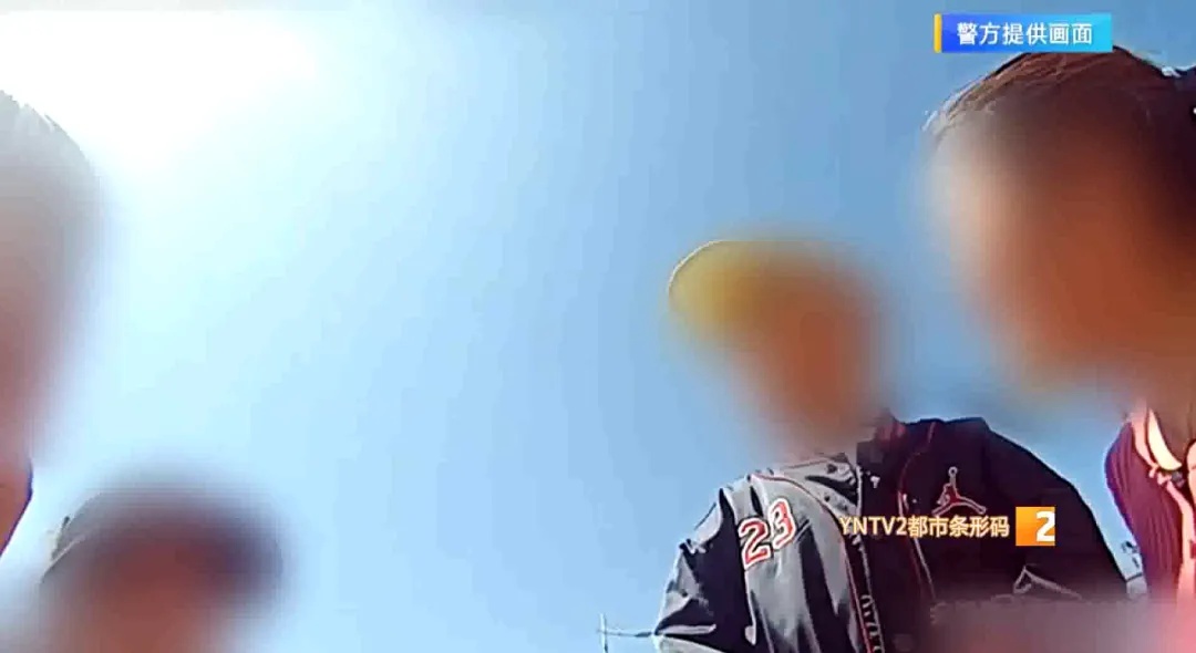 吓人!高空坠下两只石狮子砸坏轿车 民警一查竟是四岁男童干的 吓人!高空坠下两只石狮子砸坏轿车 民警一查竟是四岁男童干的
