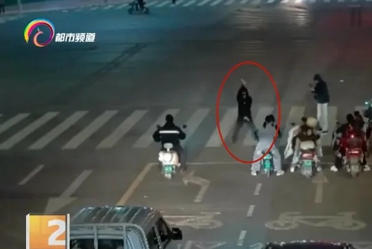 为了流量豁出去了!小伙斑马线上跳舞博关注,跳舞没出圈,跳进了警方的视线...... 为了流量豁出去了!小伙斑马线上跳舞博关注,跳舞没出圈,跳进了警方的视线......