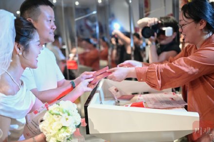 爱意满满!520成都婚姻登记处迎来领证高峰 爱意满满!520成都婚姻登记处迎来领证高峰