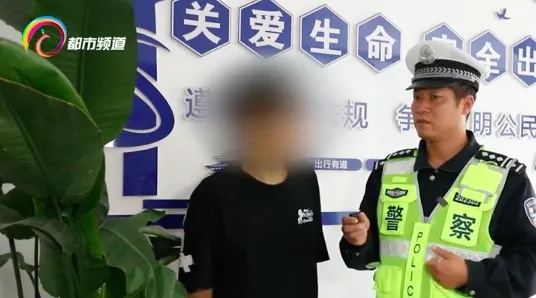 为了流量豁出去了!小伙斑马线上跳舞博关注,跳舞没出圈,跳进了警方的视线...... 为了流量豁出去了!小伙斑马线上跳舞博关注,跳舞没出圈,跳进了警方的视线......