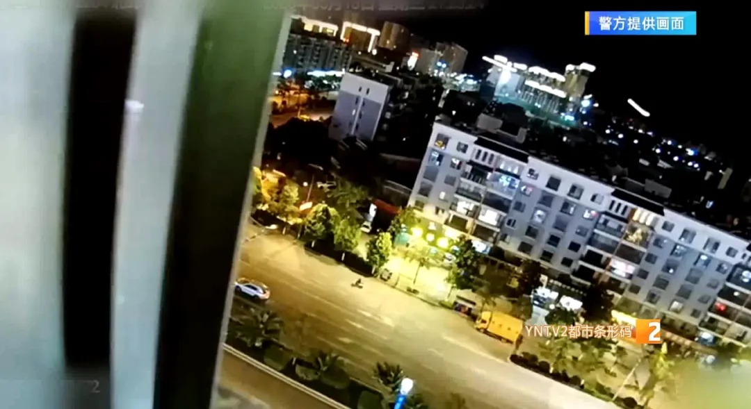 吓人!高空坠下两只石狮子砸坏轿车 民警一查竟是四岁男童干的 吓人!高空坠下两只石狮子砸坏轿车 民警一查竟是四岁男童干的