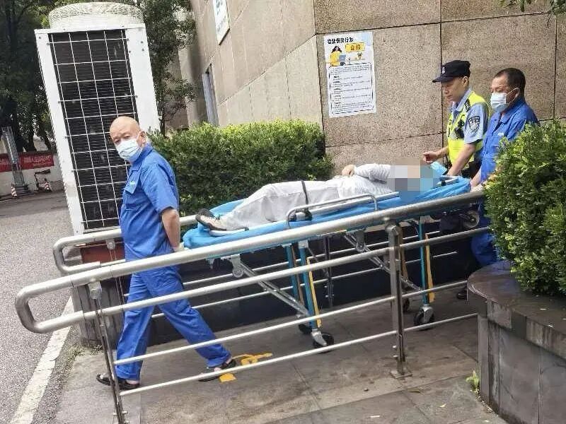 孕妇突然呼吸困难冒冷汗 民警、地铁工作人员合力救助 孕妇突然呼吸困难冒冷汗 民警、地铁工作人员合力救助