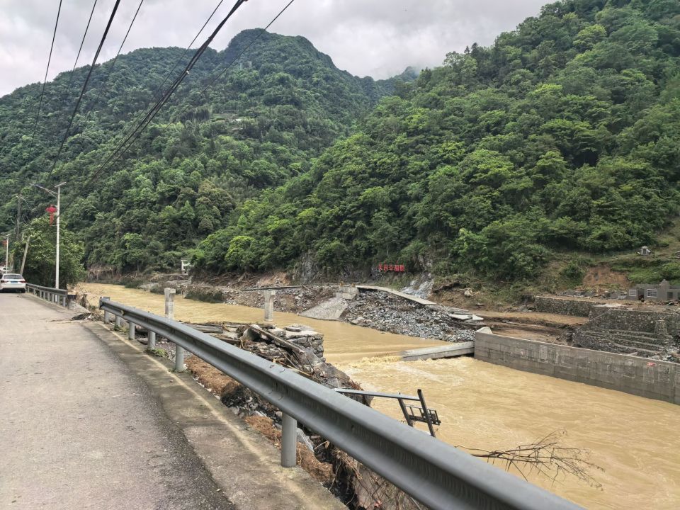 记者跟随石门壶瓶山镇干部徒步十多公里挺进“失联”村：信号到不了的地方，脚走到了