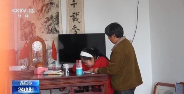 “我连名字都不会写,要向小学生请教” “我连名字都不会写,要向小学生请教”