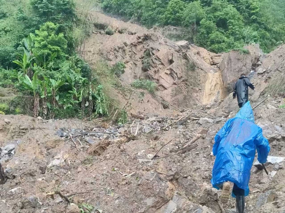 记者跟随石门壶瓶山镇干部徒步十多公里挺进“失联”村：信号到不了的地方，脚走到了