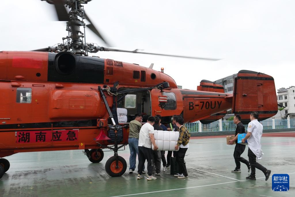 湖南石门:直升机紧急转运安置受灾群众 湖南石门:直升机紧急转运安置受灾群众