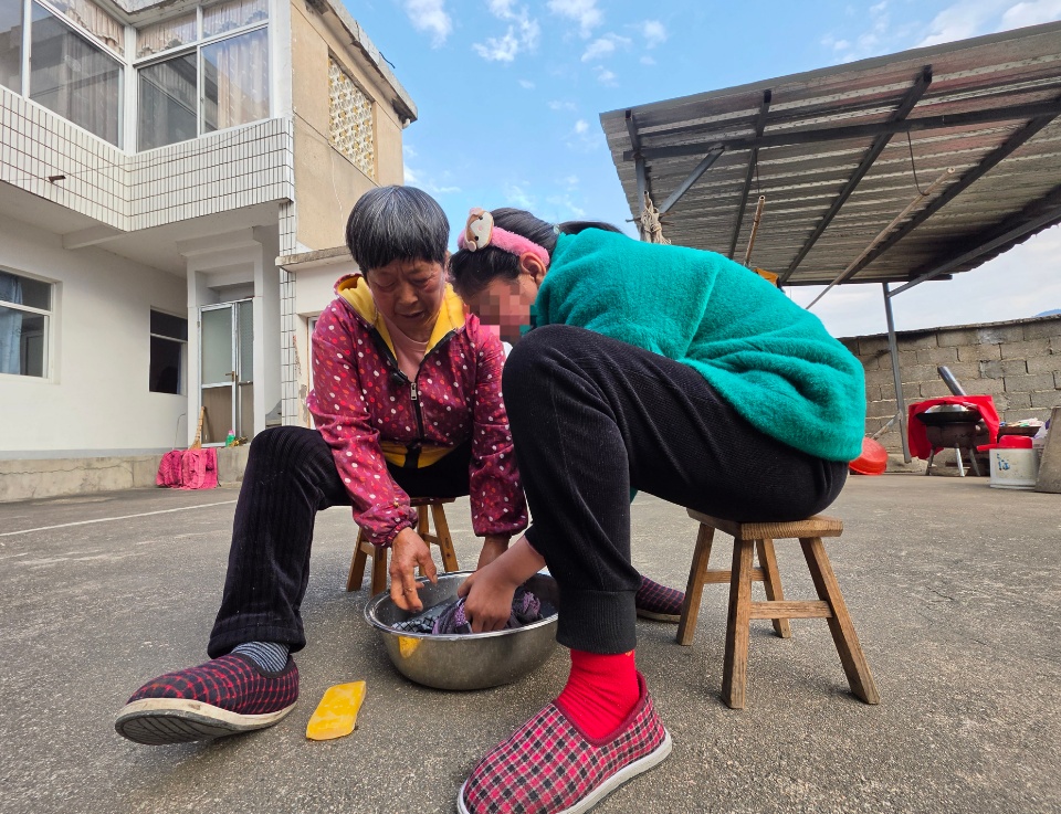 “我连名字都不会写,要向小学生请教” “我连名字都不会写,要向小学生请教”