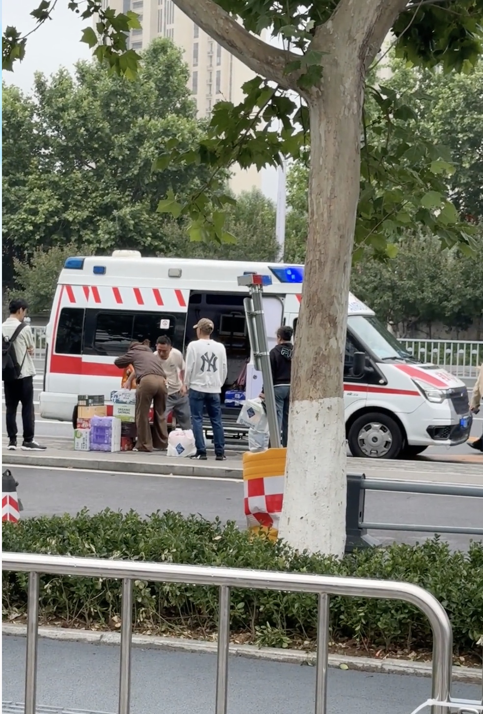 网友曝“山东一急救车去山姆超市代购”，济南急救：初步判定为黑救护车，正在处理