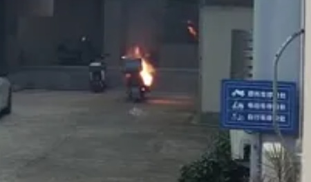 警惕!把旧锂电池放储藏间=埋下“定时炸弹” 警惕!把旧锂电池放储藏间=埋下“定时炸弹”