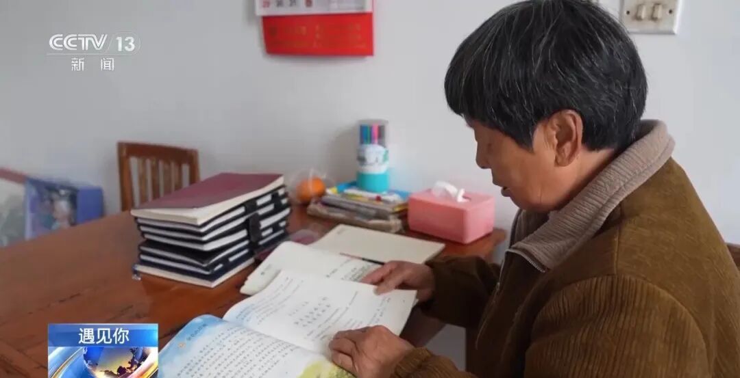“我连名字都不会写,要向小学生请教” “我连名字都不会写,要向小学生请教”