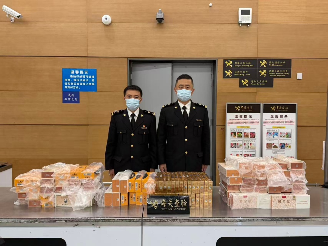 成都海关对3名旅客检查,在其行李中查获大量卷烟,共计114条,22800支 成都海关对3名旅客检查,在其行李中查获大量卷烟,共计114条,22800支