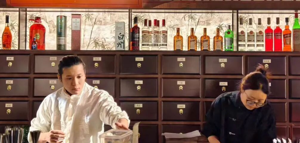 中医把脉+草药泡酒，“中医酒吧”火了！能走多远？