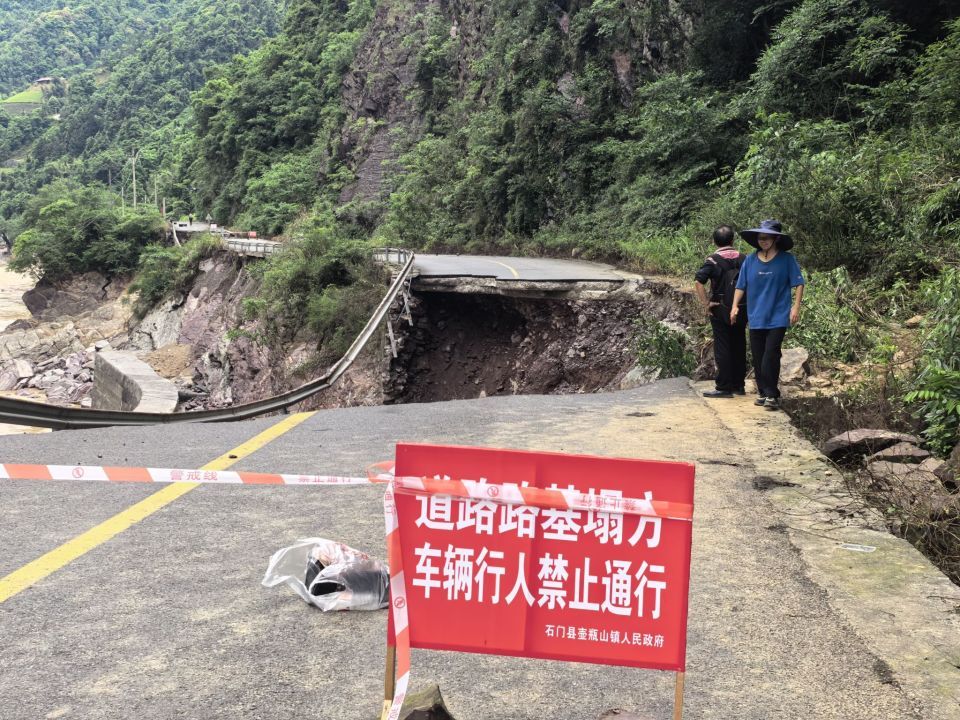 记者跟随石门壶瓶山镇干部徒步十多公里挺进“失联”村：信号到不了的地方，脚走到了